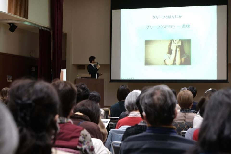 満席の会場で講演する井手敏郎